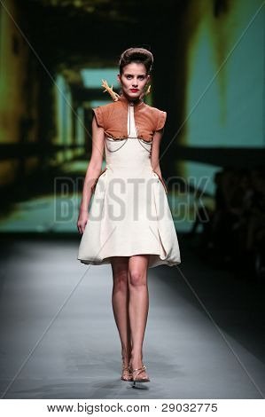 ซาเกร็บ โครเอเชีย - 20 ตุลาคม: แบบแฟชั่นเสื้อผ้าเสื้อผ้าที่ทำใน 'Croaporter' โดย Boris Pavlin 