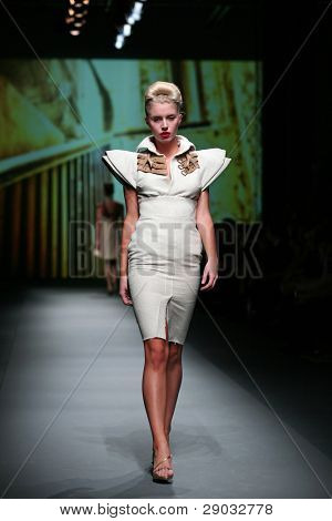 ซาเกร็บ โครเอเชีย - 20 ตุลาคม: แบบแฟชั่นเสื้อผ้าเสื้อผ้าที่ทำใน 'Croaporter' โดย Boris Pavlin 
