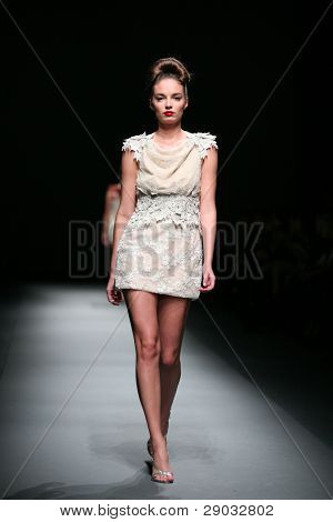 ซาเกร็บ โครเอเชีย - 20 ตุลาคม: แบบแฟชั่นเสื้อผ้าเสื้อผ้าที่ทำใน 'Croaporter' โดย Boris Pavlin 