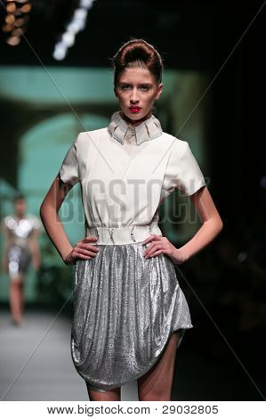 ซาเกร็บ โครเอเชีย - 20 ตุลาคม: แบบแฟชั่นเสื้อผ้าเสื้อผ้าที่ทำใน 'Croaporter' โดย Boris Pavlin 