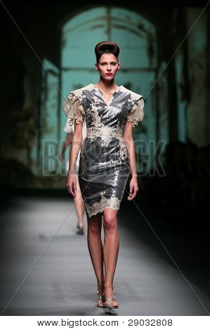 ซาเกร็บ โครเอเชีย - 20 ตุลาคม: แบบแฟชั่นเสื้อผ้าเสื้อผ้าที่ทำใน 'Croaporter' โดย Boris Pavlin 