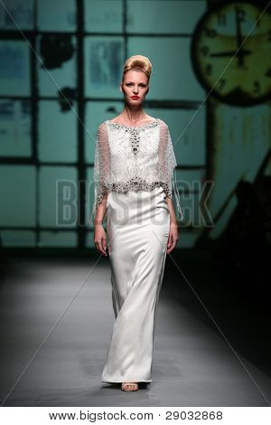 ซาเกร็บ โครเอเชีย - 20 ตุลาคม: แบบแฟชั่นเสื้อผ้าเสื้อผ้าที่ทำใน 'Croaporter' โดย Boris Pavlin 