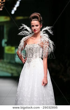 ซาเกร็บ โครเอเชีย - 20 ตุลาคม: แบบแฟชั่นเสื้อผ้าเสื้อผ้าที่ทำใน 'Croaporter' โดย Boris Pavlin 