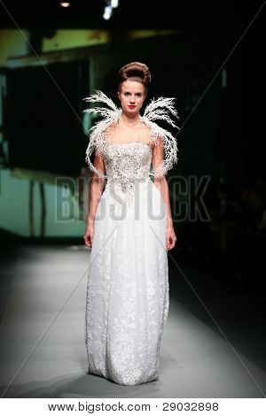 ซาเกร็บ โครเอเชีย - 20 ตุลาคม: แบบแฟชั่นเสื้อผ้าเสื้อผ้าที่ทำใน 'Croaporter' โดย Boris Pavlin 