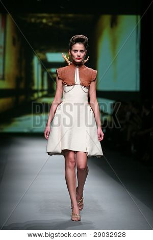 ซาเกร็บ โครเอเชีย - 20 ตุลาคม: แบบแฟชั่นเสื้อผ้าเสื้อผ้าที่ทำใน 'Croaporter' โดย Boris Pavlin 