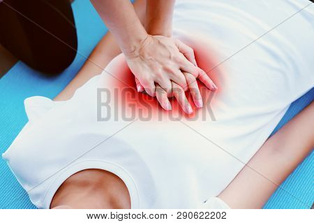 Demonstrate Help Drowning People. First Aid By Basic Heart Pump, A Man Wearing A White Shirt Shows A