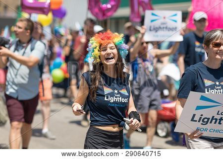 Chicago, Illinois, Usa - June 24, 2018 Young Woman Wearing A Wig With The Colors Of The Rainbow And 