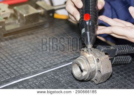 Operator Use Electro Spark Engraving Equipment For Carbide Metal Coating Or Build Up Mass Of Product