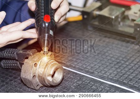 Operator Use Electro Spark Engraving Equipment For Carbide Metal Micro Coating Or Build Up Mass Of P