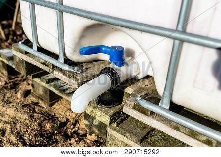 Large Industrial Liquid Tank With A Capacity Of 1000 Liters, 265 Gallons With A Metal Protective Gri