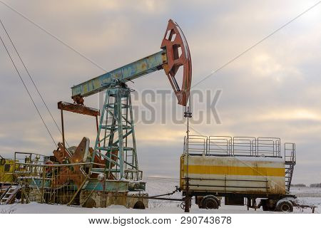 Mining And Quarrying. Installations For The Extraction Of Oil From The Bowels Of The Earth. Pumpjack