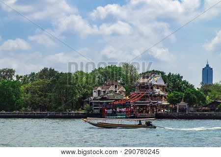 Bangkok, Thailand - January 9, 2016: Guan Yu Shrine Or Gong Wu Shrine Is A Small Chinese Temple On T