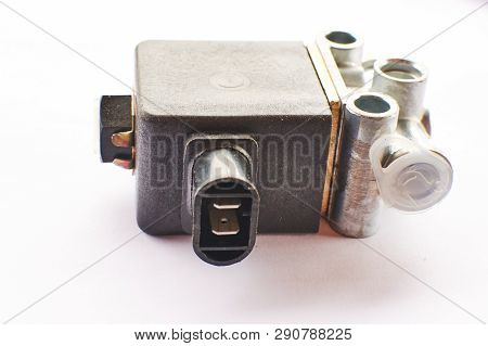 Electromagnetic Control Valve Lifting And Lowering The Body Platform, Opening The Sides Of The Truck