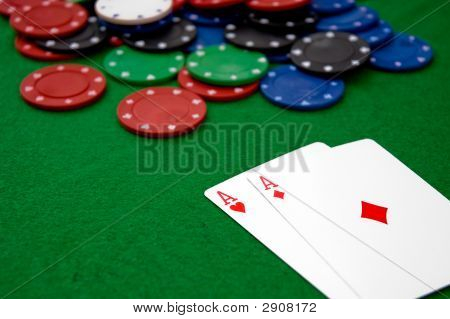 Fiches da poker e assi