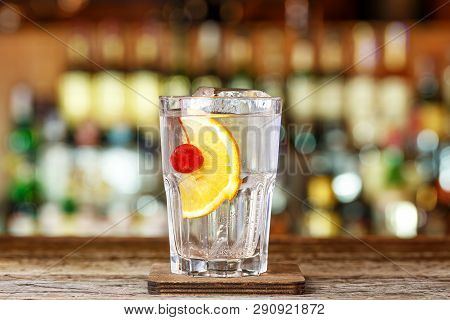 Cocktail Tom Collins, A Classic Cocktail Recipe With Gin, Lemon Juice And Sugar Syrup.