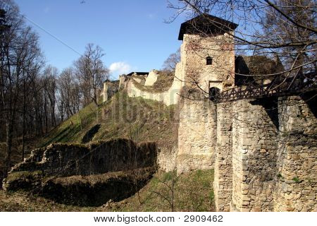 Česko - zřícenina hradu Lukov vedle