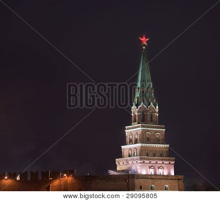 Borovitskaya tour de Moscou Kremlin pendant la nuit