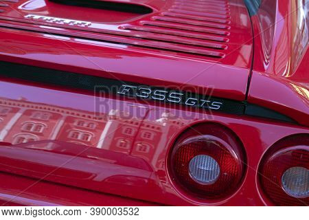 Praag , Tsjechie -   22 July 2020: Closeup From A Red Parked Ferrari F355 Gts Convertible In The Fam