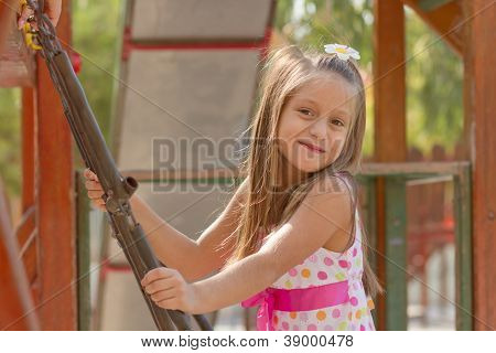 Rolig liten flicka på en lekplats