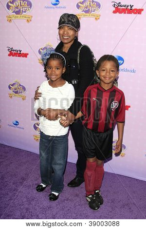 BURBANK - NOV 10: Angela Bassett, tvillingar, Bronwyn Golden och Slater Josiah på premiären av Disney 