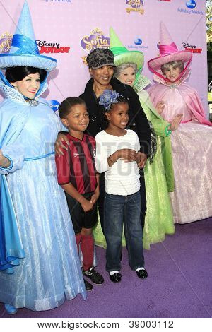 BURBANK - NOV 10: Angela Bassett, tvillingar, Bronwyn Golden och Slater Josiah på premiären av Disney 