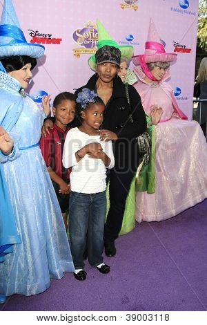 BURBANK - NOV 10: Angela Bassett, tvillingar, Bronwyn Golden och Slater Josiah på premiären av Disney 