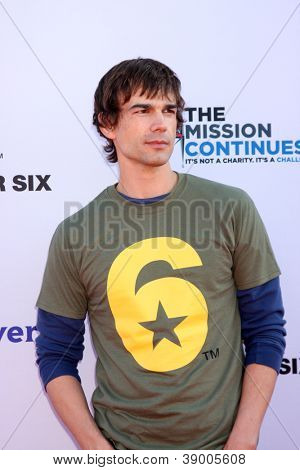 LOS ANGELES - NOV 9: Christopher Gorham am Veterans Day Service Event LA Kinder bei Gl zu ernähren