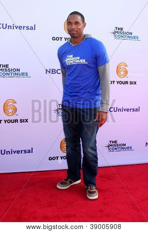 LOS ANGELES - 9 NOV: Jason George op het Veterans Day Service evenement te LA kinderen voeden op Globe T