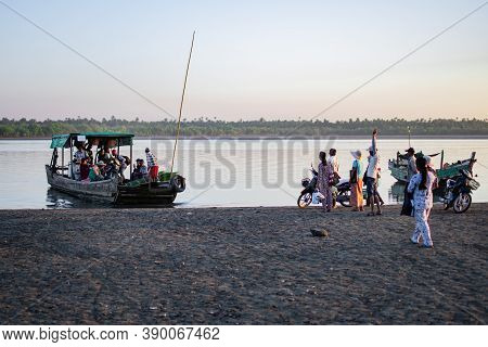 Chaung Thar, Myanmar - December 26, 2019: The Local Ferry Arrives As People Waits On The Shore On De