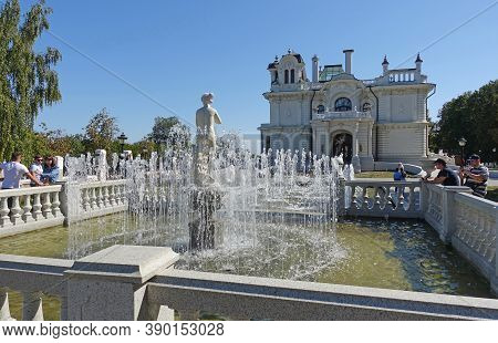 Tambov, Russia. September 5, 2020 Fountain Near Aseev House In Tambov On A Summer Day