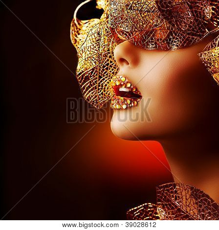 럭셔리 황금 메이크업. 아름 다운 프로 홀리데이 메이크업. 섹시 골드 Lips.Fashion 아트 Portrait.Je