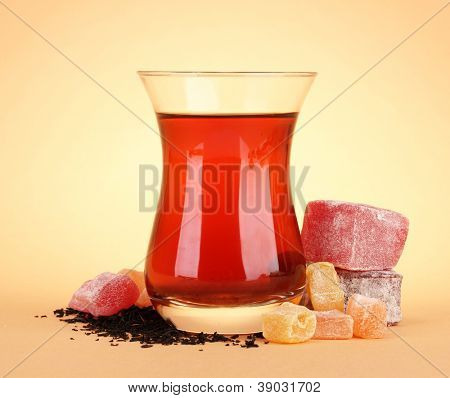 Glas türkischen Tee und Freude, Rahat auf Beige Hintergrund