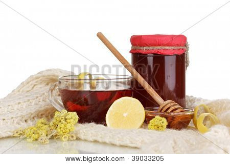 Gesunde Zutaten für die Stärkung der Immunität auf warmen Schal, isolated on white