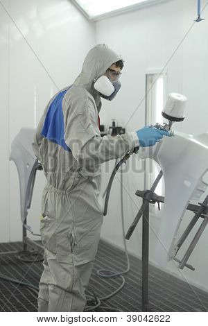 Pintor pinta el ala