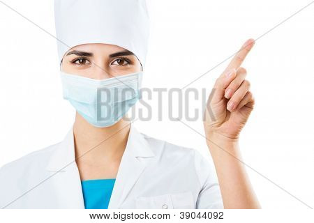 在白色背景上显示了一个戴着面具的女医生