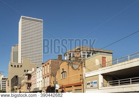 New Orleans, Usa - October 17: New Orleans Residential District, With Downtown On The Background On 