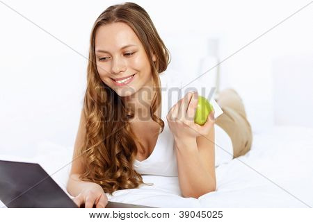 Not Defteri ile genç bir kadın portresi