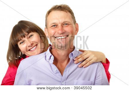 Aantrekkelijke vrolijke vrouw met mens in liefde glimlachen op witte achtergrond. Portret van gelukkig volwassen w