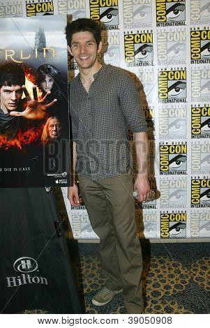 SAN DIEGO, CA - 15. Juli: Colin Morgan kommt in den Presseraum im Bay 2012 Comic Con Übereinkommen