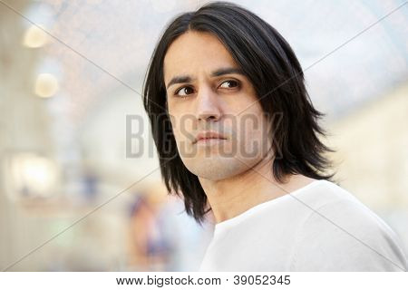 Porträt der dunkelhaarige Brown-eyed man