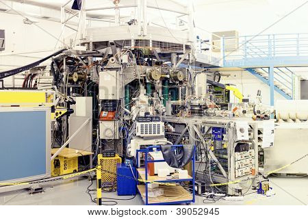 Praga - 2 de novembro: Tokamak bússola no IPP em Praga durante a semana de ciência e tecnologia de organizar