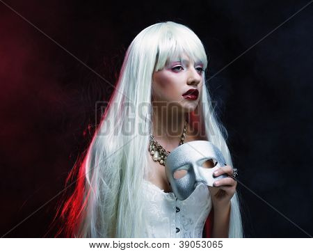 Foto schöne Frau mit Silber Maske