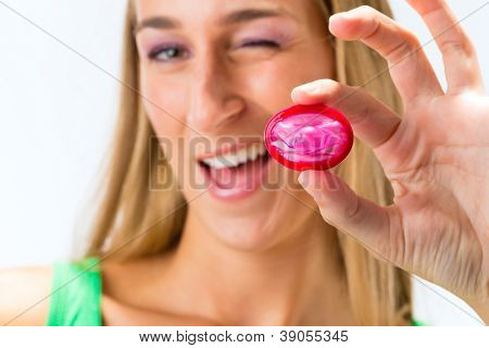 Giovane donna con un preservativo