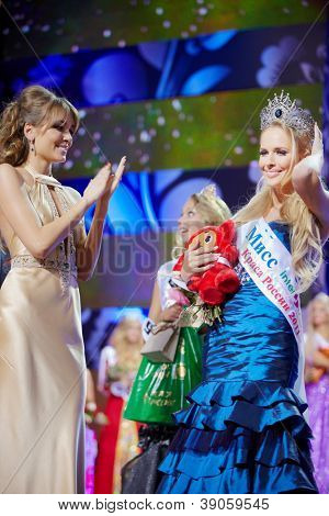 Moskva - DEC 1: Daria Konovalova od Jaroslavl - ruský krása - 2010 soutěž vítěz rukou koruny t