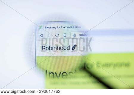 New York, Usa - 29 September 2020: Robinhood Robinhood.com Company Website With Logo Close Up, Illus