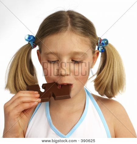 Ragazza godendo di cioccolato