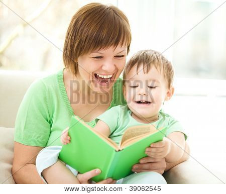 Madre es leer el libro para su hijo, sesión de interior