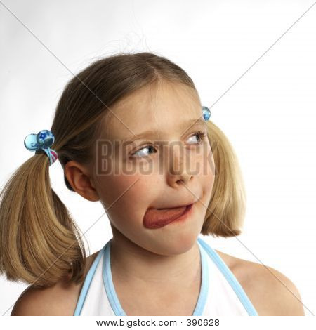 Ragazza strappato mangiare cioccolato