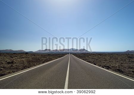 Tom og lige vej gennem felterne Lava på de Kanariske Øer, Lanzarote.