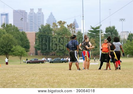 Femmina bandiera calcio giocatori Prep per il prossimo gioco